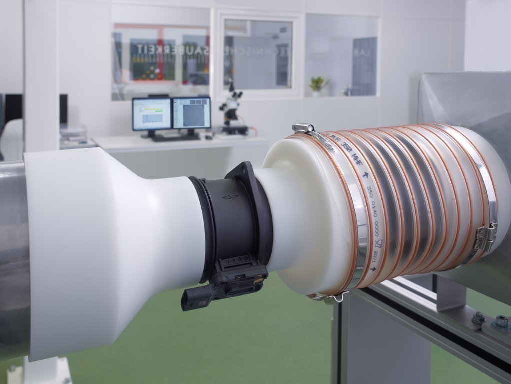 Connection of a component with component-specific adaptations to the tube system of the through-flow test stand