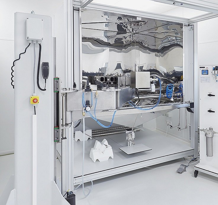 Extraction cabinet with component manipulator for the extraction of large components such as cylinder crankcases, etc.