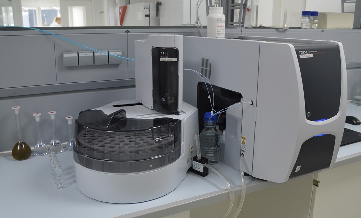 TOC analyzer with autosampler